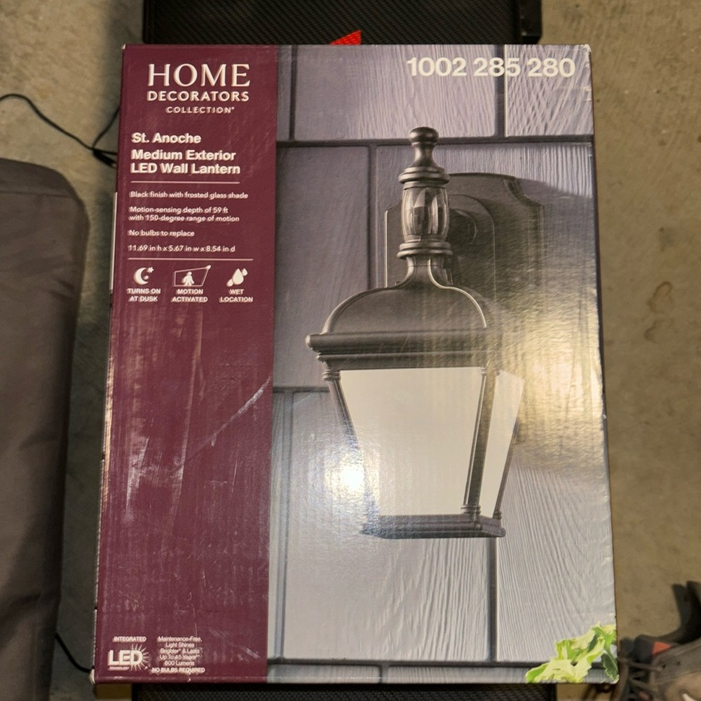 Medium exterior LED wall lantern
